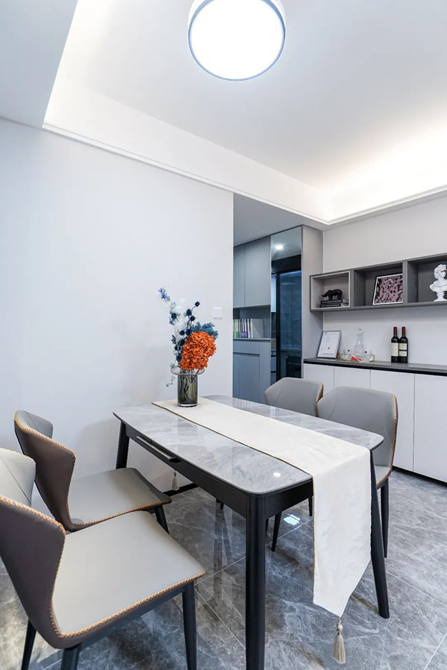 82㎡三居室，打造多能實用性玄關(guān)，打造效率型生活居所